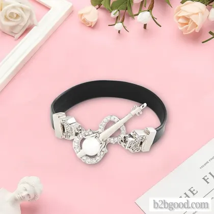 Серия скрипок с бриллиантовым кожаным браслетом