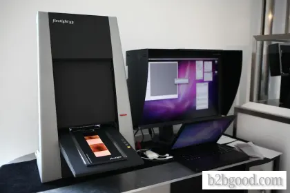 Сканирующее устройство " Hasselblad " ( < < Сканирующее устройство > > )