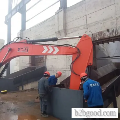 固定锤式破碎机顺利安装在四川普惠矿业颚破旁破碎大石块